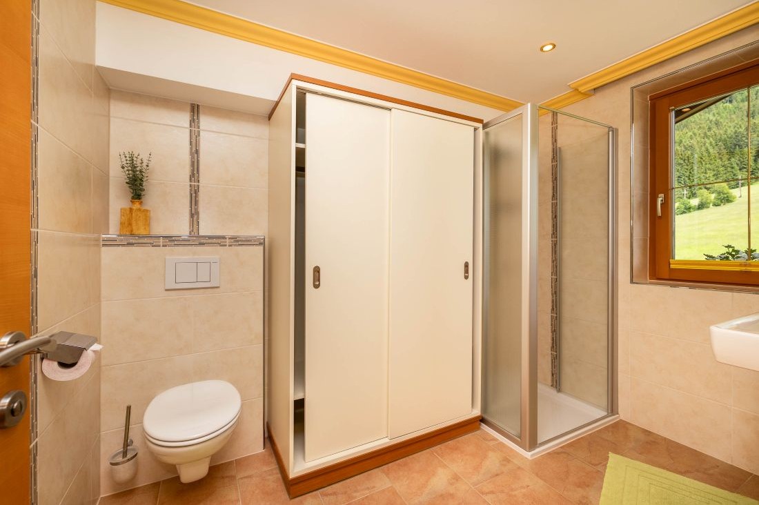 Badezimmer mit W&auml;scheschrank