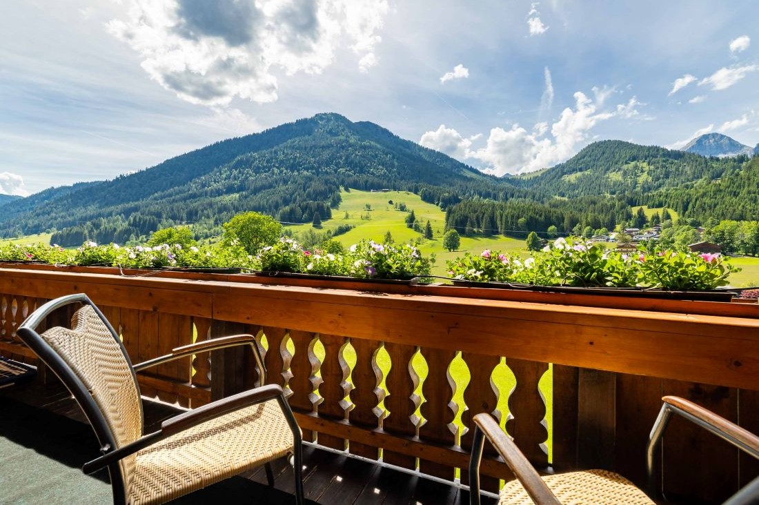 Sonnenbalkon mit Blick auf die umliegende Bergwelt