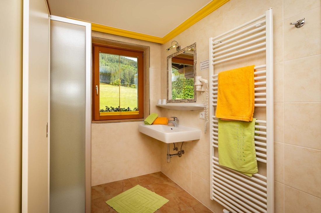 Badezimmer mit Handtuchw&auml;rmer