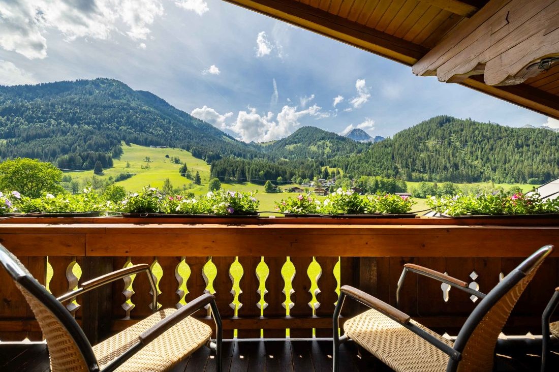 Sonnenbalkon mit Blick auf die umliegende Bergwelt