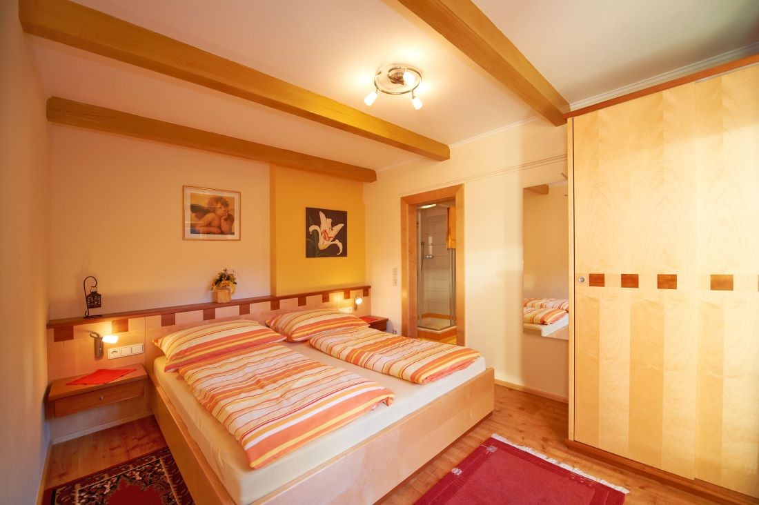 Schlafzimmer mit Doppelbett