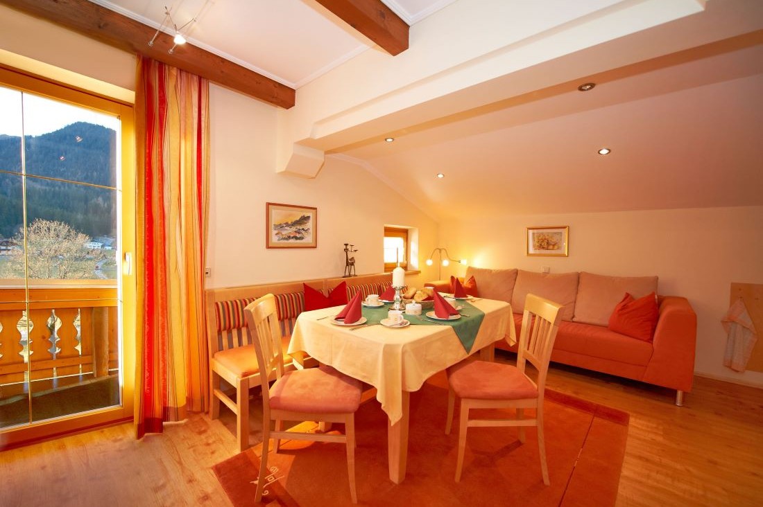 Gedeckter Tisch für gemütliche Mahlzeiten mit Aussicht