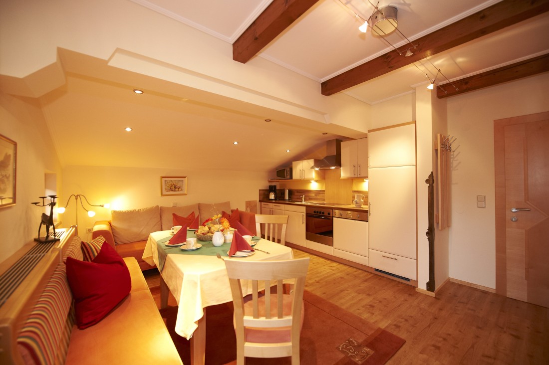 Geräumige Wohnküche mit Essecke