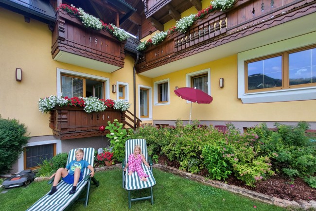 Gartenwohnung - Geräumige Ferienwohnung mit Liegewiese