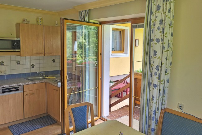 Gartenwohnung - Wohnküche mit Zugang zum Garten