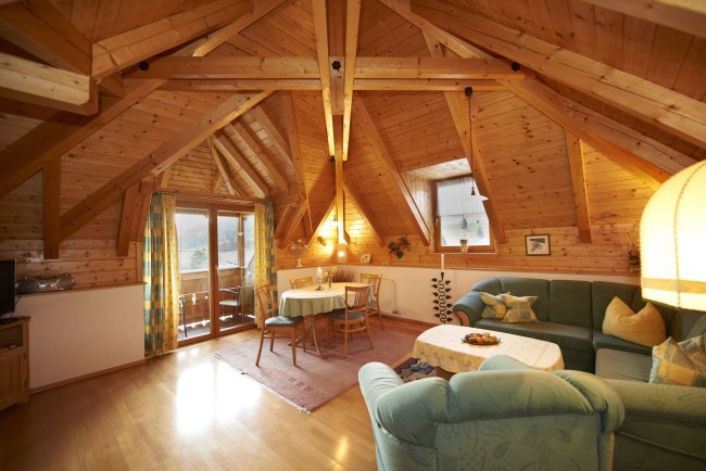 Wohnraum mit Sichtbalkon und Balkon in der Turmsuite