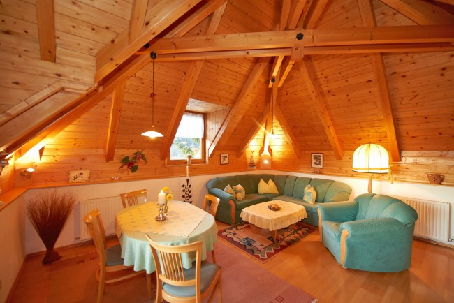 Wohnzimmer mit Esstisch in der Turmsuite