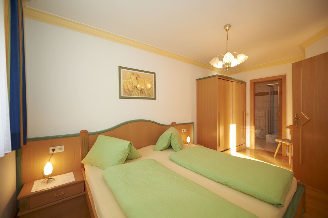 Schlafzimmer mit Dusche/WC