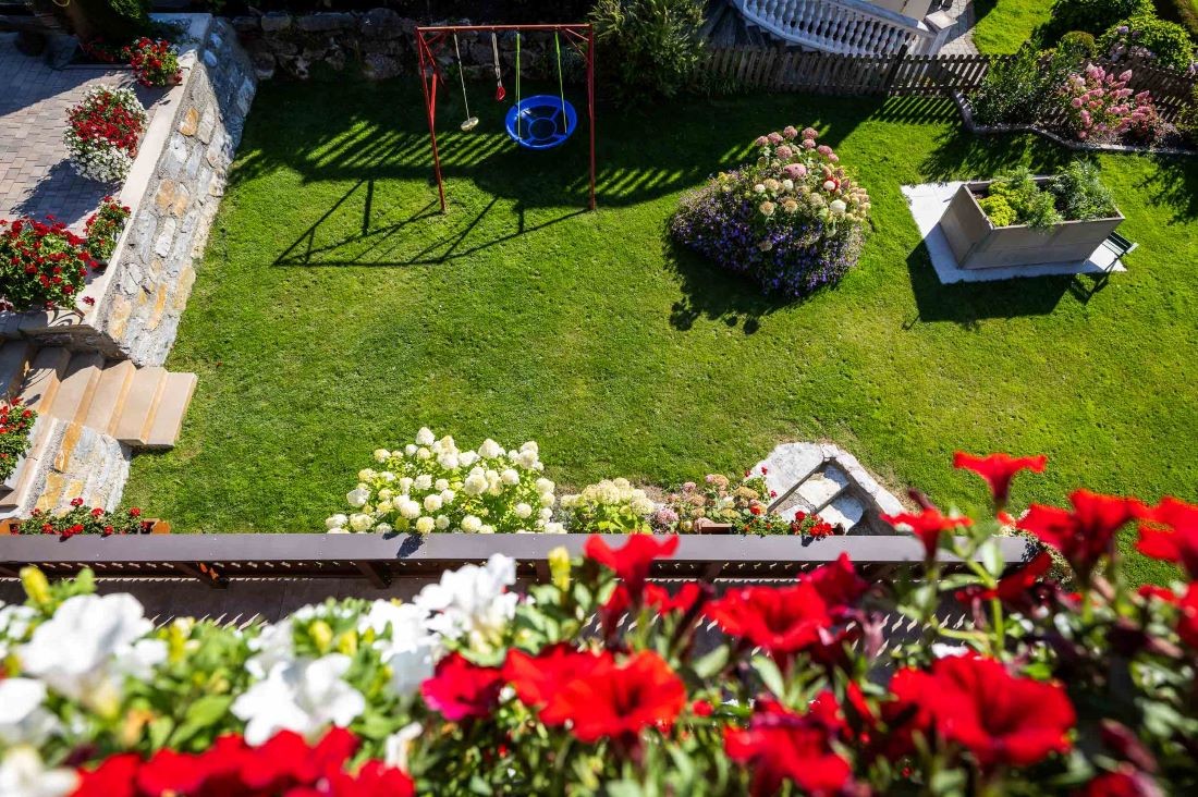 Ausblick vom Balkon in den Garten
