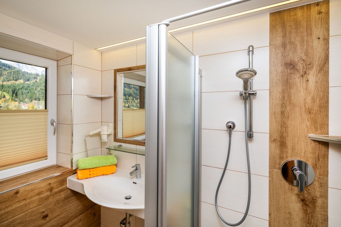 Neues geräumiges Badezimmer mit Dusche und WC