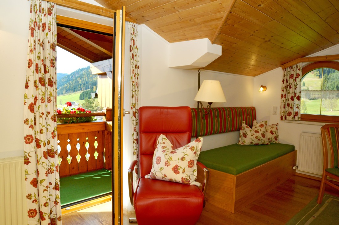 Wohnzimmer mit Balkon