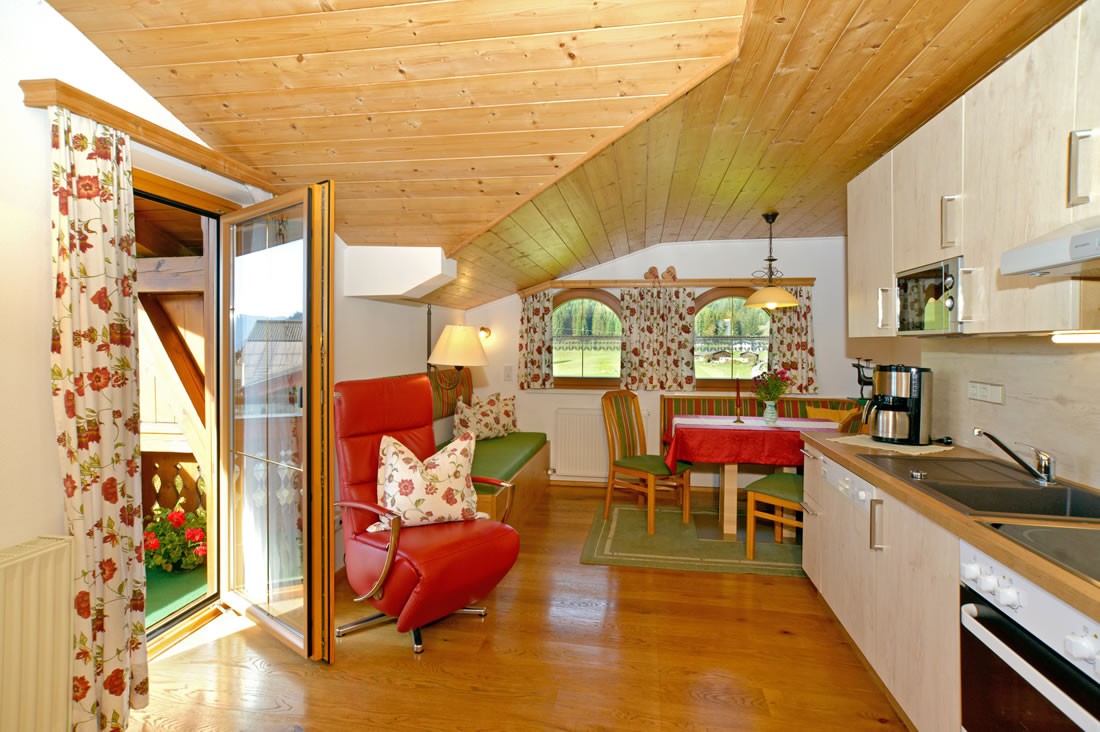 Geräumige Wohnküche mit Balkon