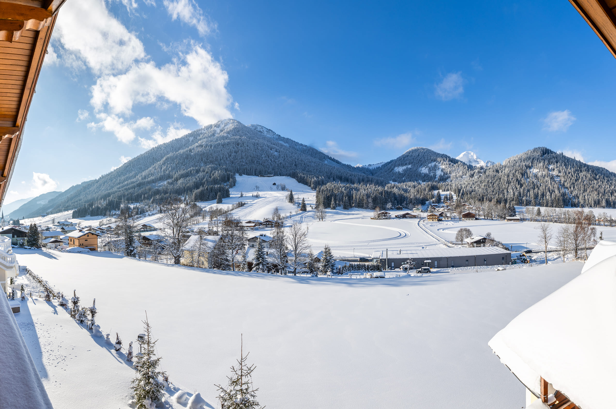 Herrlicher Ausblick vom Balkon auf die verschneite Bergwelt im Lammertal