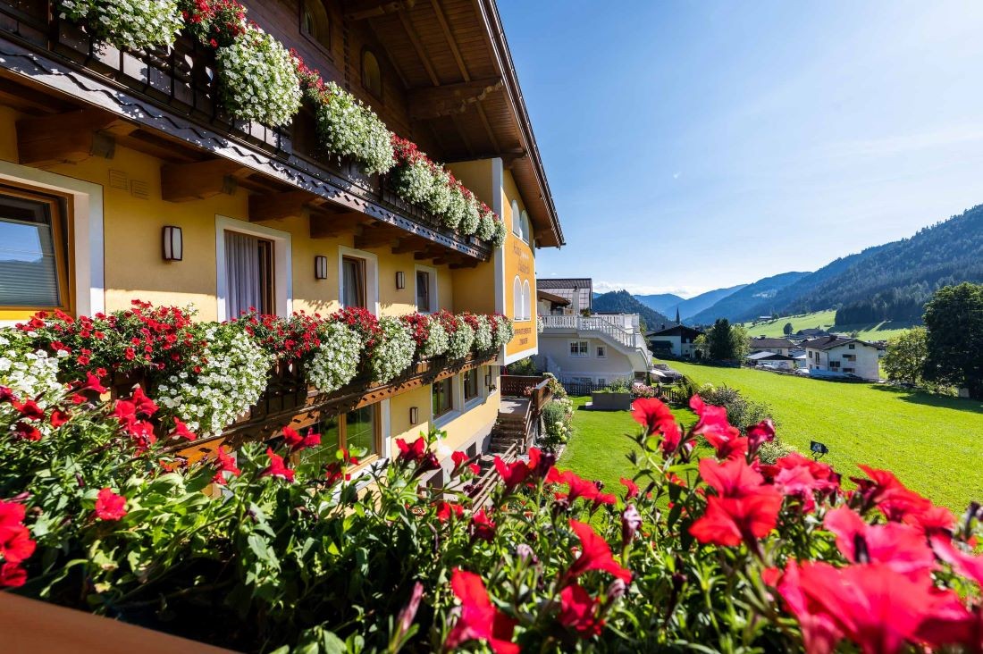 Üppiger Blumenschmuck am Balkon