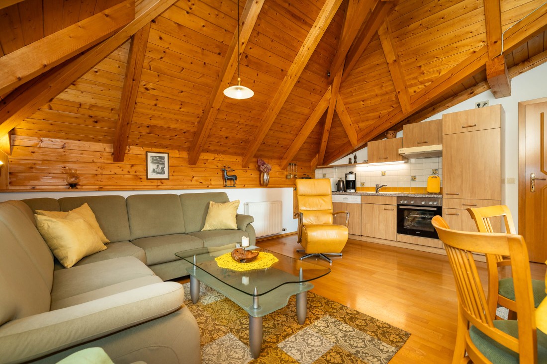 Blick vom Wohnzimmer zur Küche