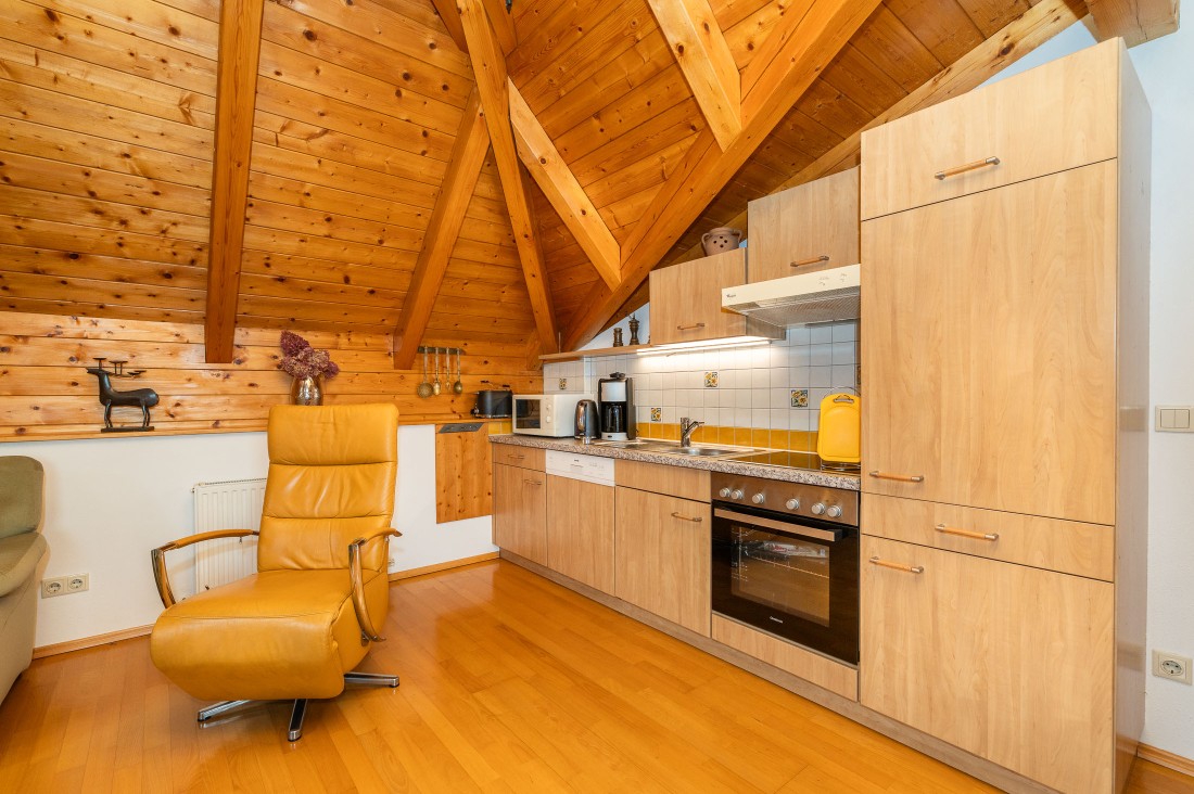 Küchenzeile mit Holzdecke in der Turmwohnung