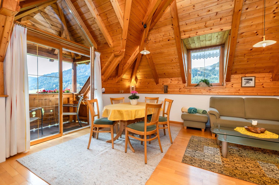 Wohnzimmer mit Balkon