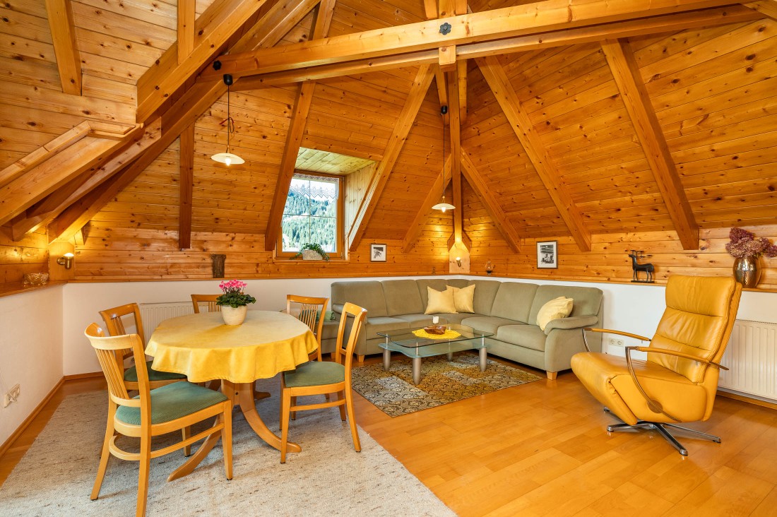 Gemütliches Wohnzimmer mit Holzdecke