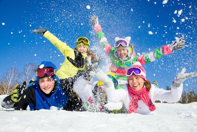 Familienurlaub im Winter © Shutterstock