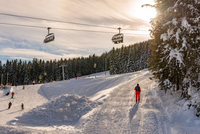 Winterwandern, Schneeschuhwandern, Skitouren entlang der Piste © Shutterstock