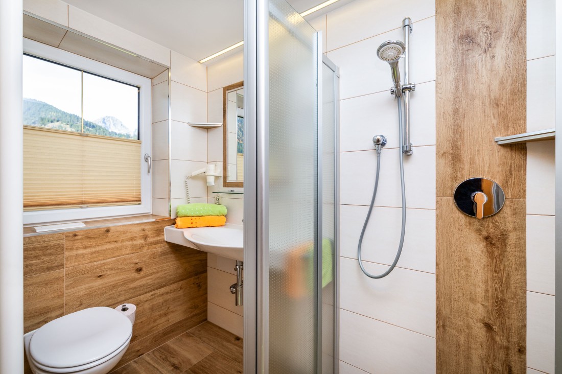 Neues geräumiges Badezimmer