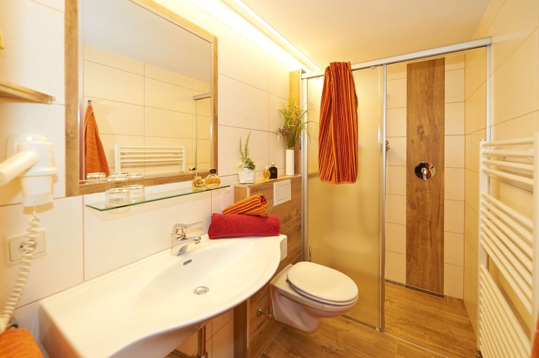 Neues Badezimmer mit Dusche