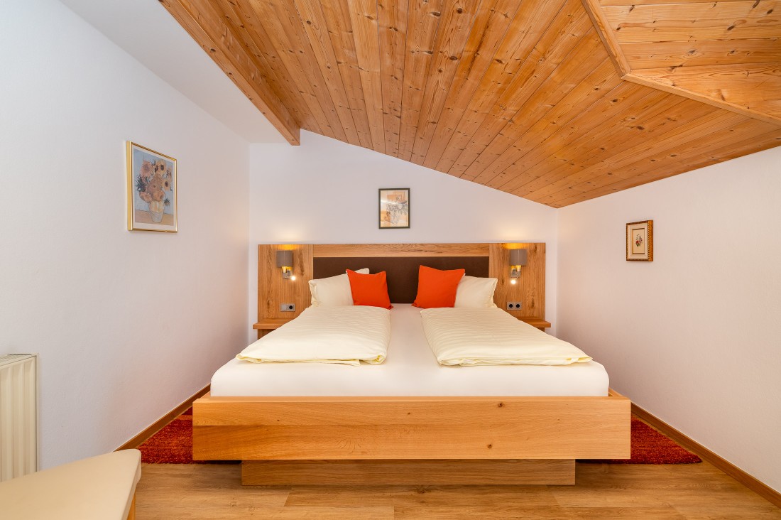 Gemütliches Doppelzimmer mit hochwertigem Bett