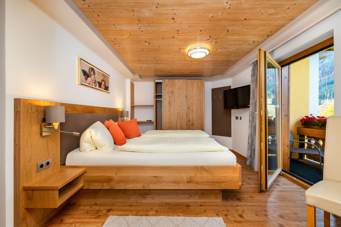 Gemütliches Doppelzimmer mit hochwertigem Bett