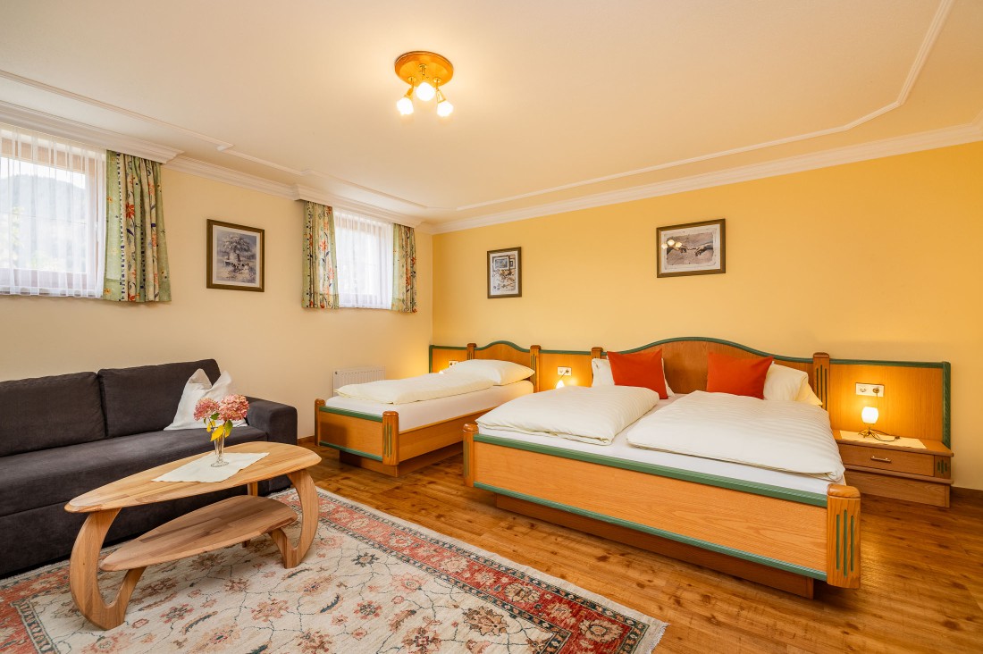 Familienzimmer mit Doppelbett und Einzelbett