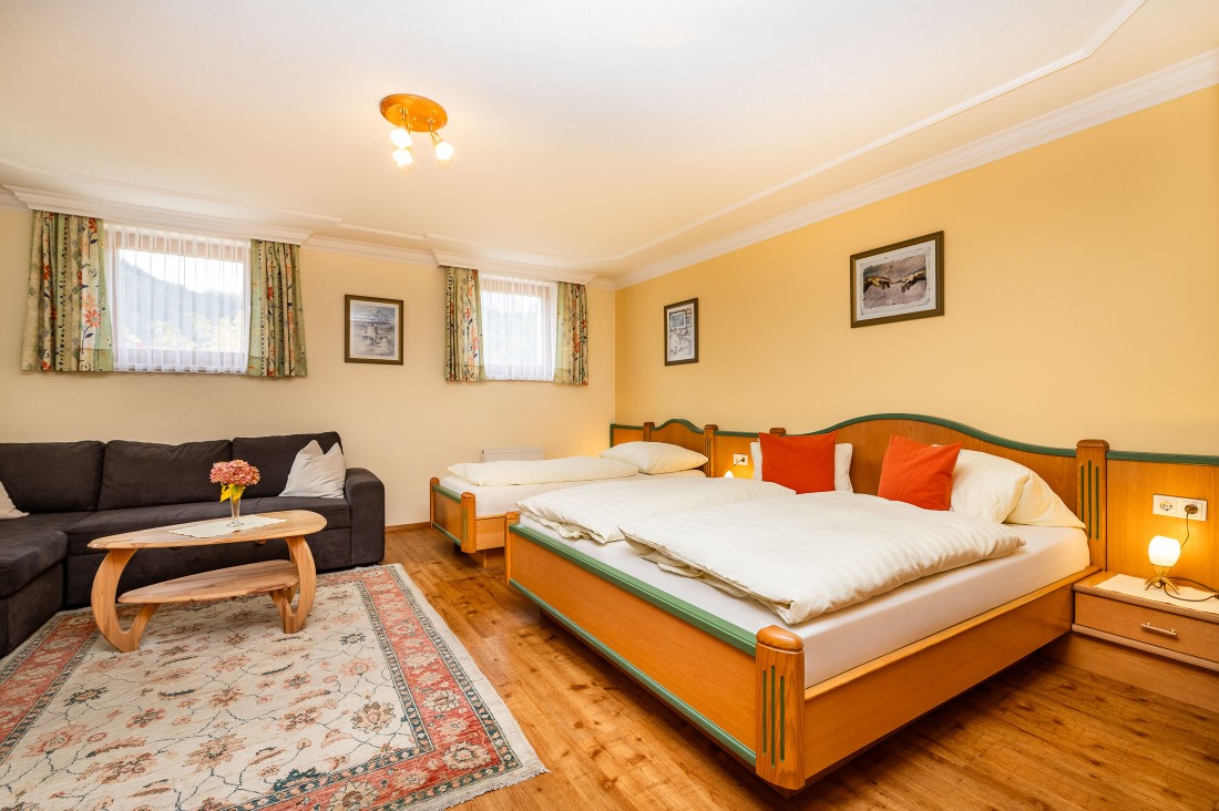 Familienzimmer mit Doppelbett und Einzelbett