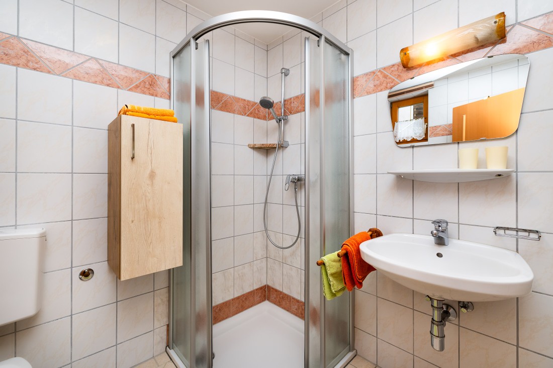 Badezimmer mit Dusche und WC 