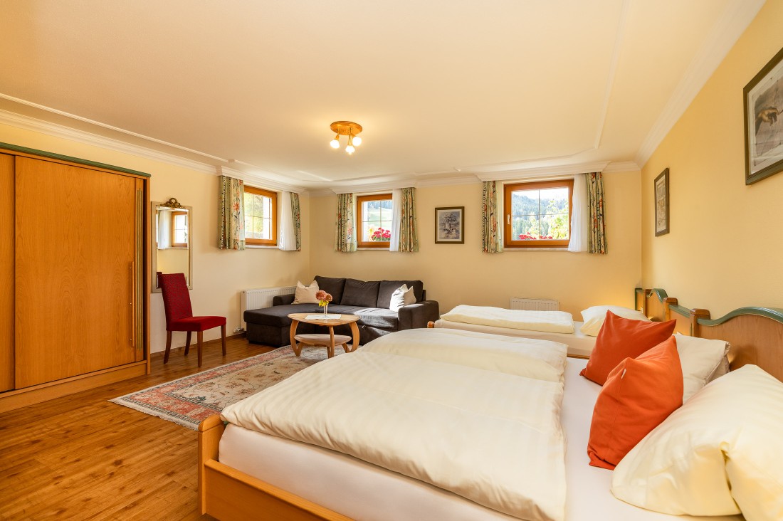 Geräumiges Familienzimmer mit Doppelbett und Einzelbett