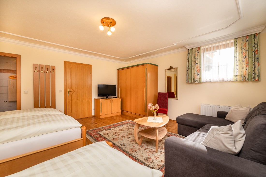 Gemütliches Familienzimmer mit Doppelbett und Einzelbett