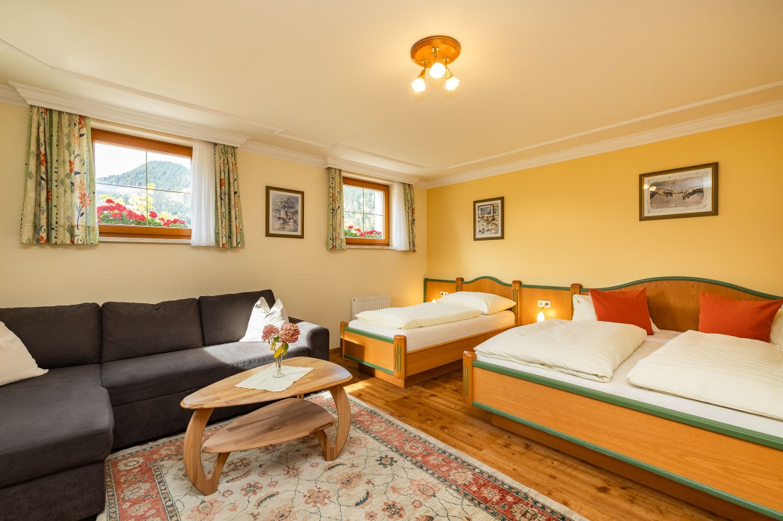 Familienzimmer mit Doppelbett und Einzelbett