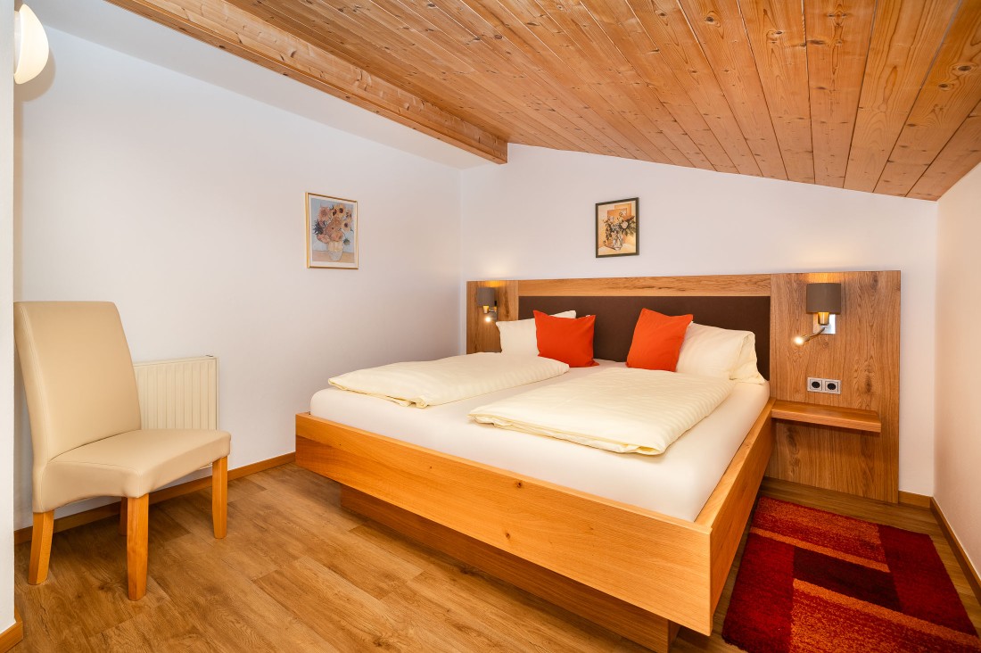 Gemütliches Doppelzimmer mit hochwertigem Bett