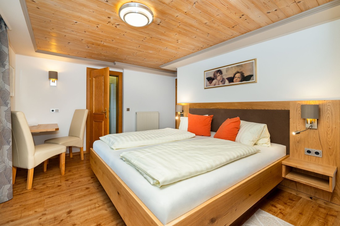 Gemütliches Doppelzimmer mit hochwertigem Bett