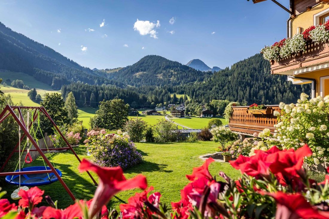 Blick auf Garten und Spielplatz